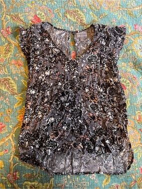 Chelsea28 Gray Floral V-Neck Flutter Sleeve Blouse
